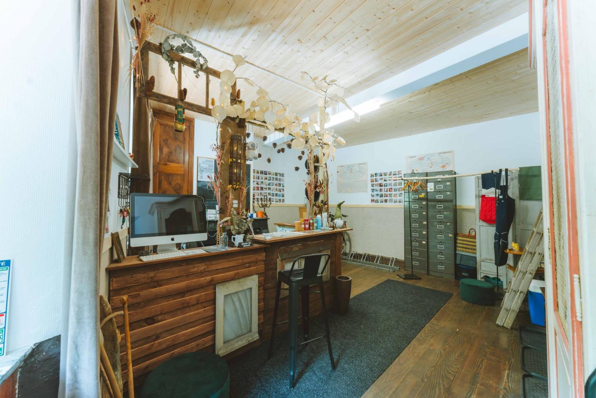 Eau Berges Hostel Val-de-Sos Екстериор снимка