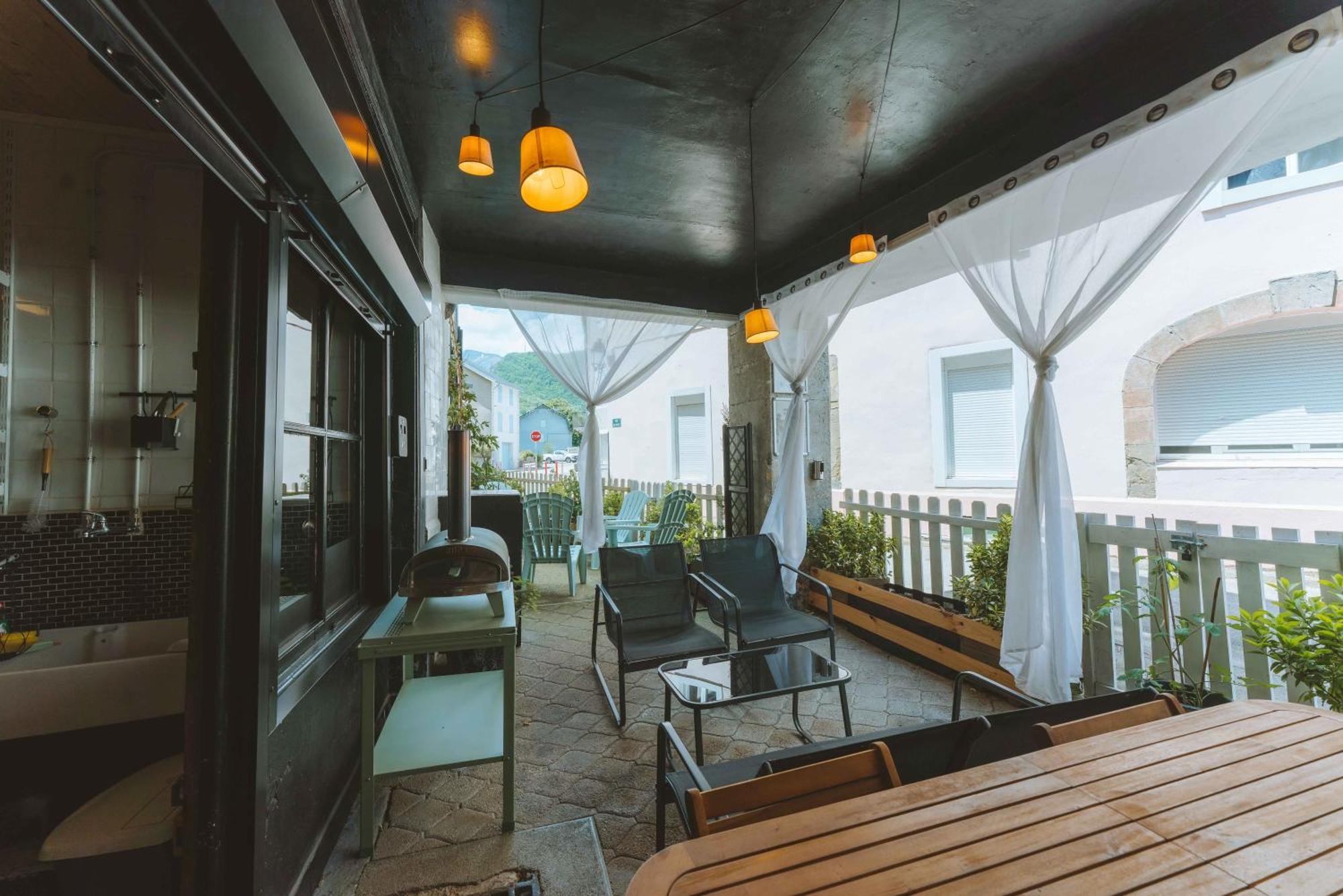 Eau Berges Hostel Val-de-Sos Екстериор снимка
